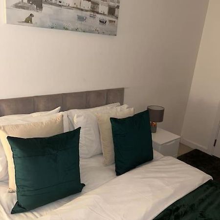 Contemporary Urban Retreat, 2-Bedroom Haven By London City Airport 외부 사진