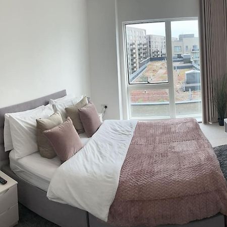 Contemporary Urban Retreat, 2-Bedroom Haven By London City Airport 외부 사진