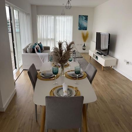 Contemporary Urban Retreat, 2-Bedroom Haven By London City Airport 외부 사진