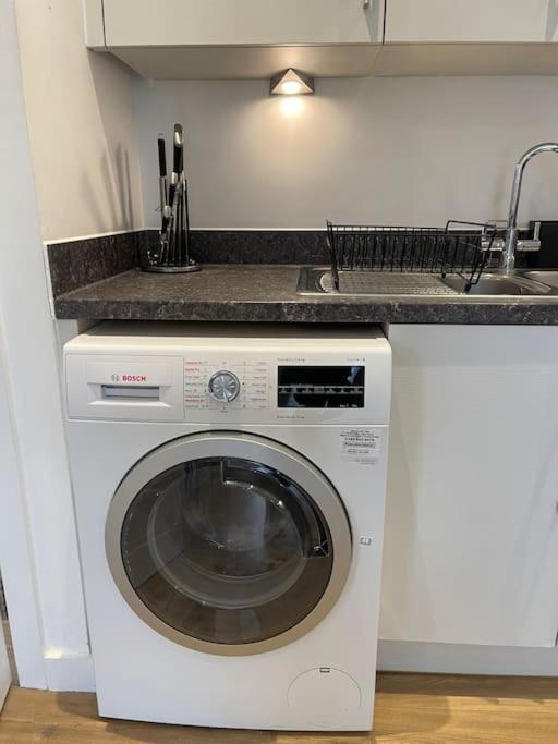 Contemporary Urban Retreat, 2-Bedroom Haven By London City Airport 외부 사진