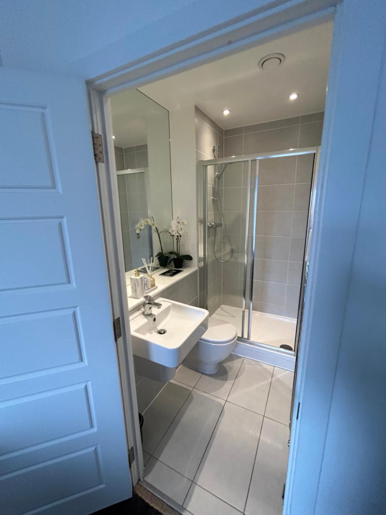 Contemporary Urban Retreat, 2-Bedroom Haven By London City Airport 외부 사진