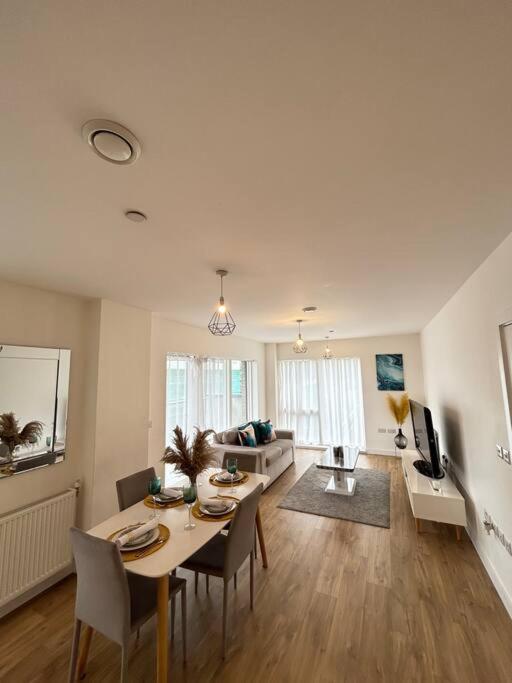 Contemporary Urban Retreat, 2-Bedroom Haven By London City Airport 외부 사진