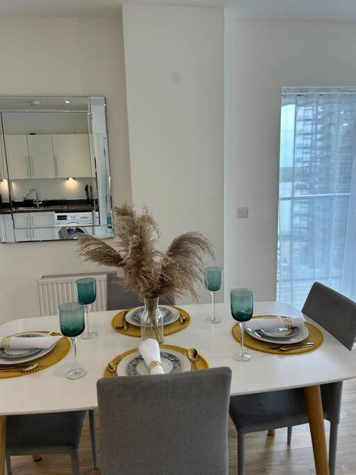 Contemporary Urban Retreat, 2-Bedroom Haven By London City Airport 외부 사진