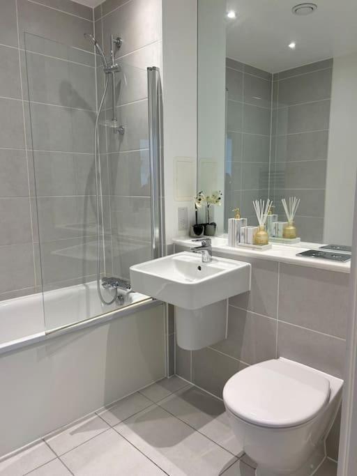 Contemporary Urban Retreat, 2-Bedroom Haven By London City Airport 외부 사진