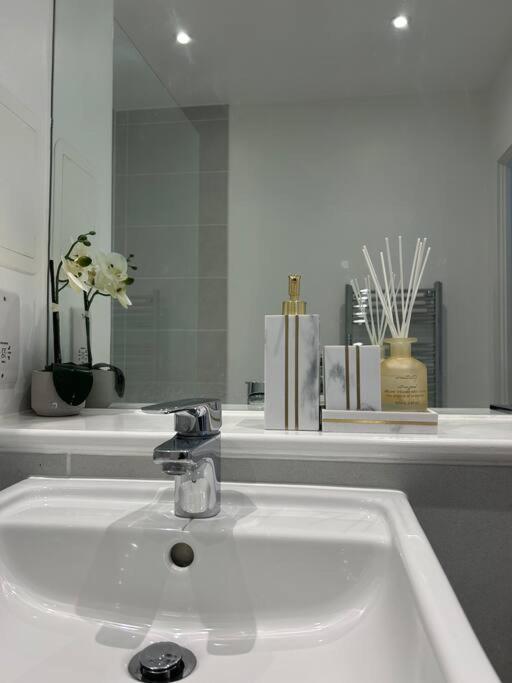 Contemporary Urban Retreat, 2-Bedroom Haven By London City Airport 외부 사진