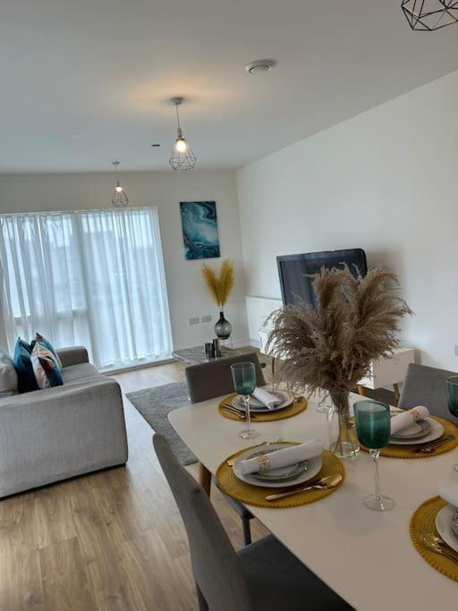 Contemporary Urban Retreat, 2-Bedroom Haven By London City Airport 외부 사진