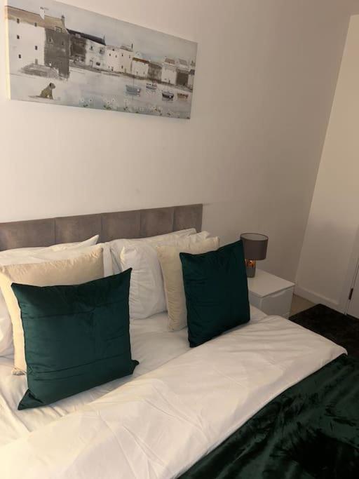 Contemporary Urban Retreat, 2-Bedroom Haven By London City Airport 외부 사진