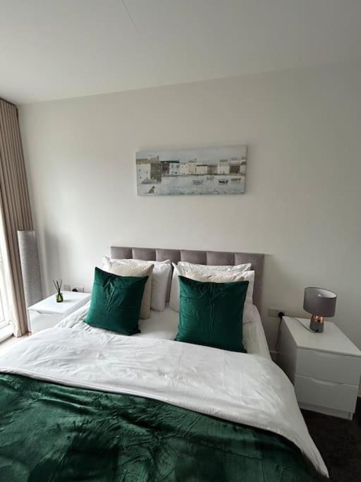 Contemporary Urban Retreat, 2-Bedroom Haven By London City Airport 외부 사진