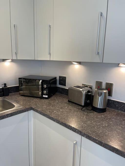 Contemporary Urban Retreat, 2-Bedroom Haven By London City Airport 외부 사진
