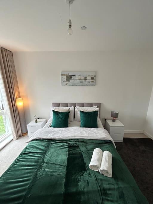 Contemporary Urban Retreat, 2-Bedroom Haven By London City Airport 외부 사진
