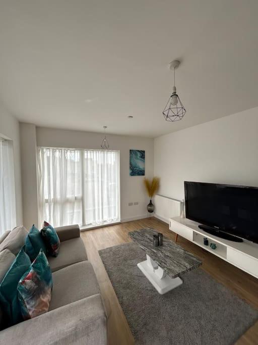 Contemporary Urban Retreat, 2-Bedroom Haven By London City Airport 외부 사진
