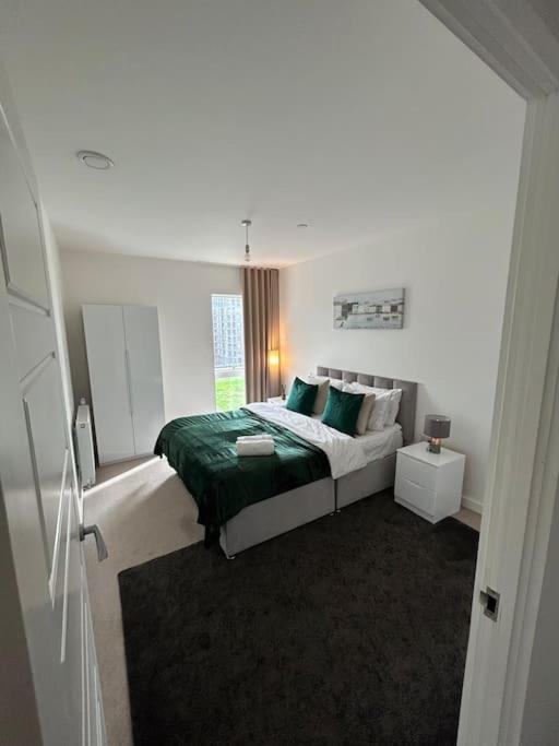 Contemporary Urban Retreat, 2-Bedroom Haven By London City Airport 외부 사진