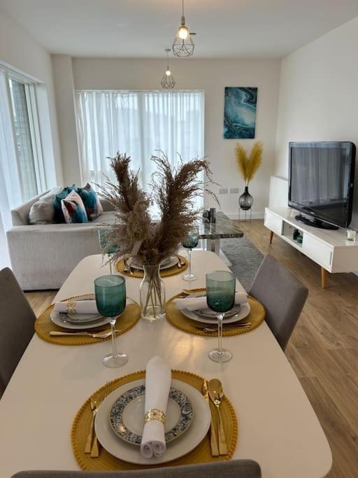 Contemporary Urban Retreat, 2-Bedroom Haven By London City Airport 외부 사진