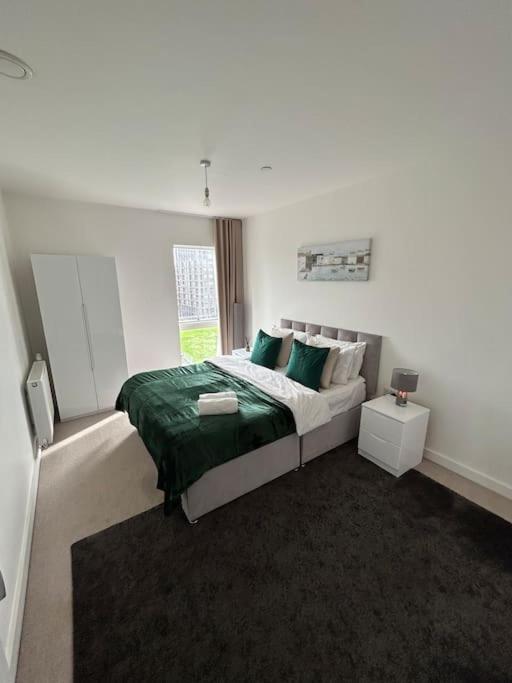 Contemporary Urban Retreat, 2-Bedroom Haven By London City Airport 외부 사진
