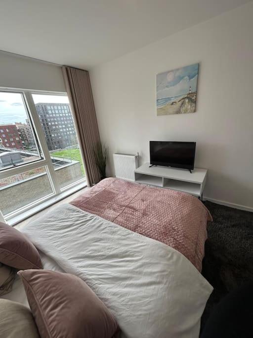 Contemporary Urban Retreat, 2-Bedroom Haven By London City Airport 외부 사진
