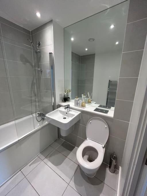 Contemporary Urban Retreat, 2-Bedroom Haven By London City Airport 외부 사진