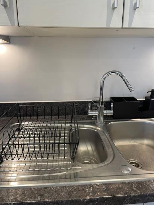 Contemporary Urban Retreat, 2-Bedroom Haven By London City Airport 외부 사진