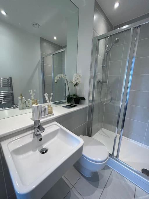 Contemporary Urban Retreat, 2-Bedroom Haven By London City Airport 외부 사진