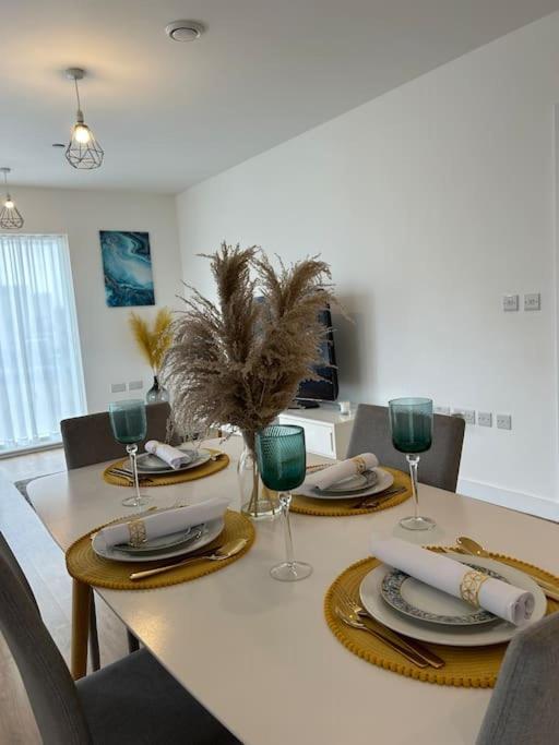 Contemporary Urban Retreat, 2-Bedroom Haven By London City Airport 외부 사진