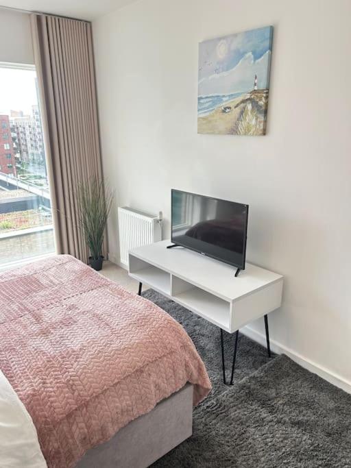 Contemporary Urban Retreat, 2-Bedroom Haven By London City Airport 외부 사진