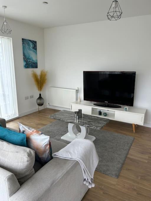 Contemporary Urban Retreat, 2-Bedroom Haven By London City Airport 외부 사진