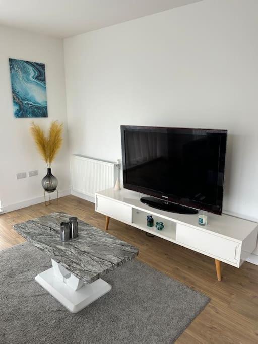 Contemporary Urban Retreat, 2-Bedroom Haven By London City Airport 외부 사진