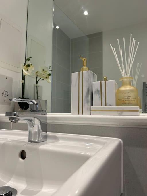 Contemporary Urban Retreat, 2-Bedroom Haven By London City Airport 외부 사진