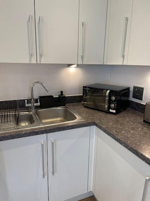 Contemporary Urban Retreat, 2-Bedroom Haven By London City Airport 외부 사진