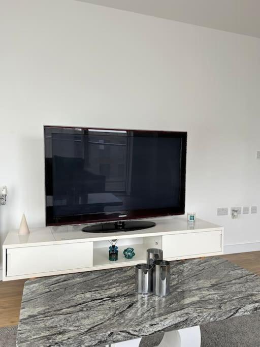 Contemporary Urban Retreat, 2-Bedroom Haven By London City Airport 외부 사진