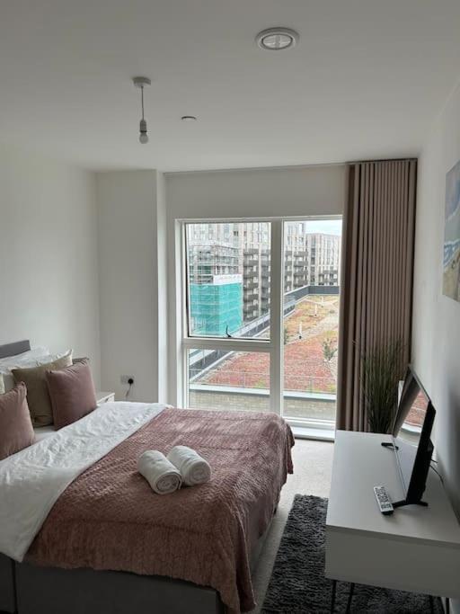 Contemporary Urban Retreat, 2-Bedroom Haven By London City Airport 외부 사진