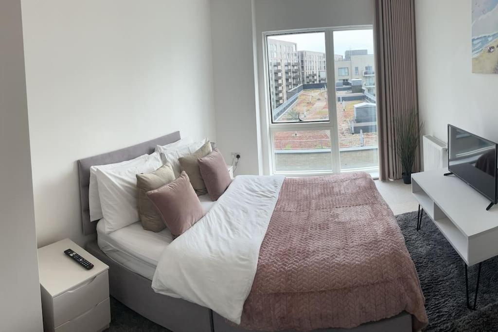 Contemporary Urban Retreat, 2-Bedroom Haven By London City Airport 외부 사진