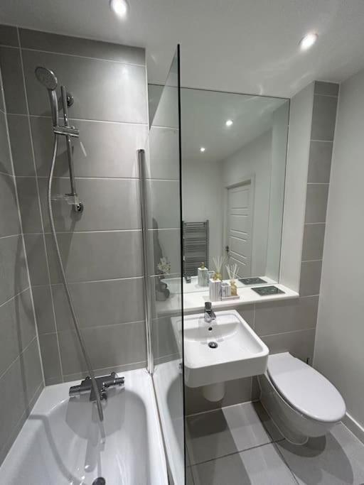 Contemporary Urban Retreat, 2-Bedroom Haven By London City Airport 외부 사진