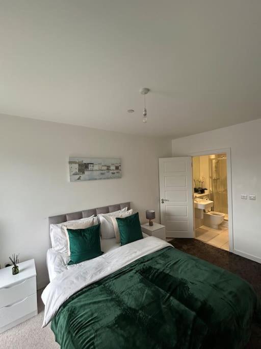 Contemporary Urban Retreat, 2-Bedroom Haven By London City Airport 외부 사진