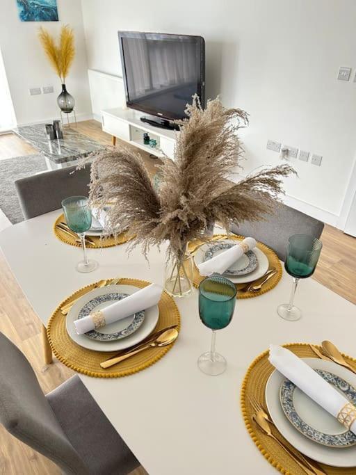Contemporary Urban Retreat, 2-Bedroom Haven By London City Airport 외부 사진
