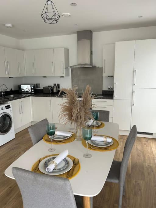 Contemporary Urban Retreat, 2-Bedroom Haven By London City Airport 외부 사진