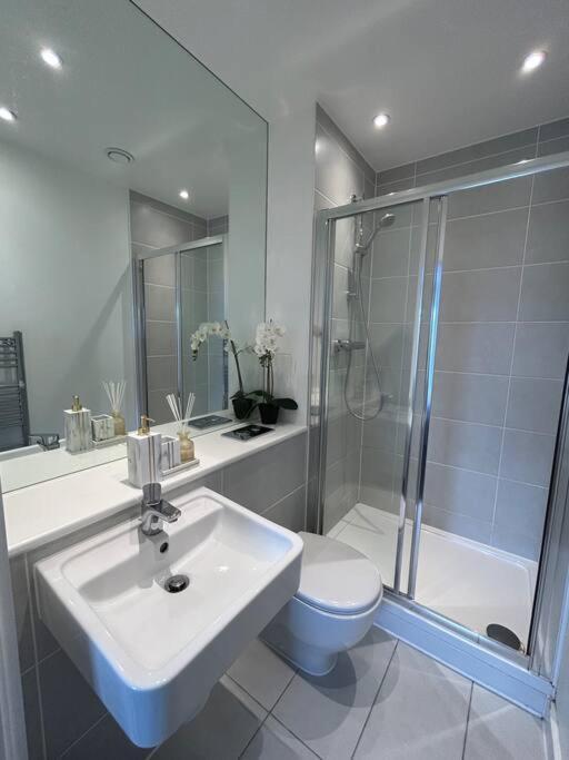 Contemporary Urban Retreat, 2-Bedroom Haven By London City Airport 외부 사진
