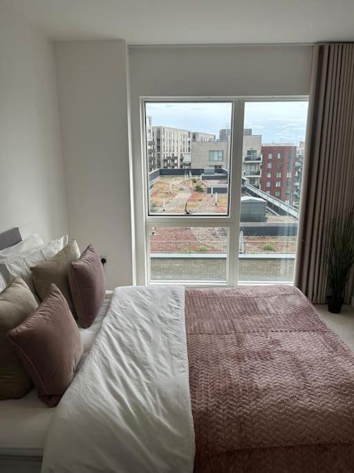 Contemporary Urban Retreat, 2-Bedroom Haven By London City Airport 외부 사진
